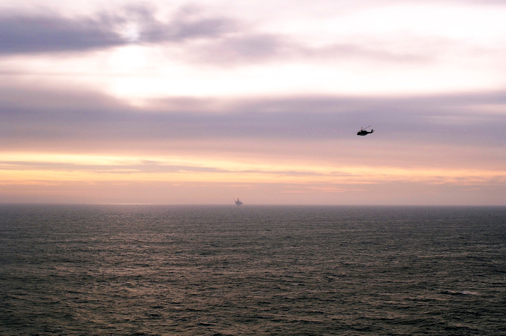 Helikopter på vei inn til offshore-installasjon.